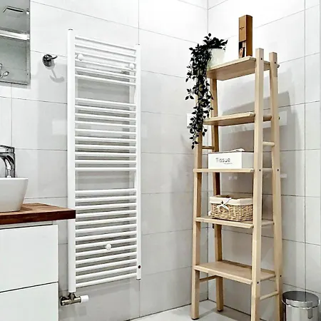 Lawis アパート ポプラト